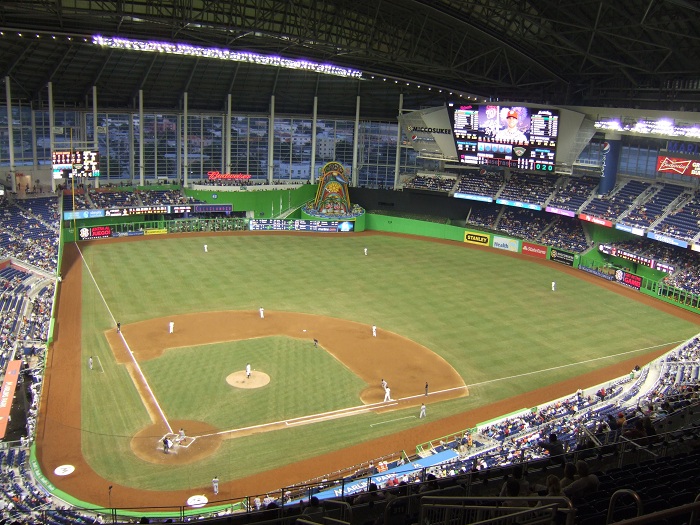 Is it just me, or does Marlins Park look so much better with the roof open  : r/MiamiMarlins